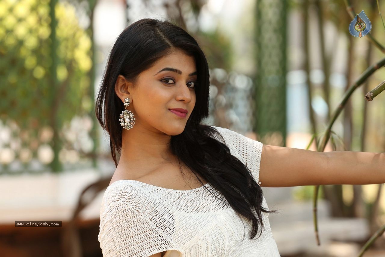 Yamini Bhaskar New Photos - 22 / 82 photos