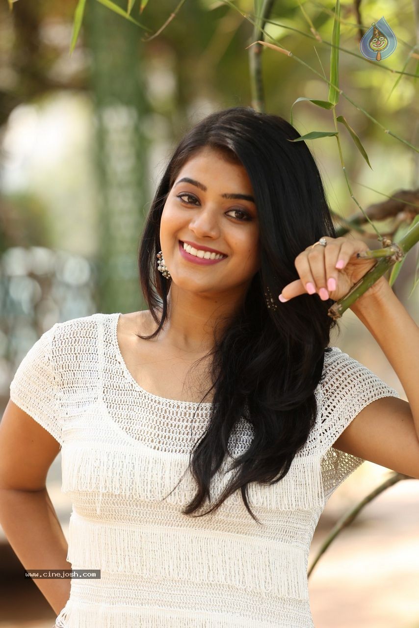 Yamini Bhaskar New Photos - 25 / 82 photos