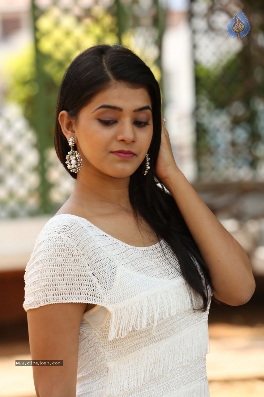Yamini Bhaskar New Photos - 32 / 82 photos