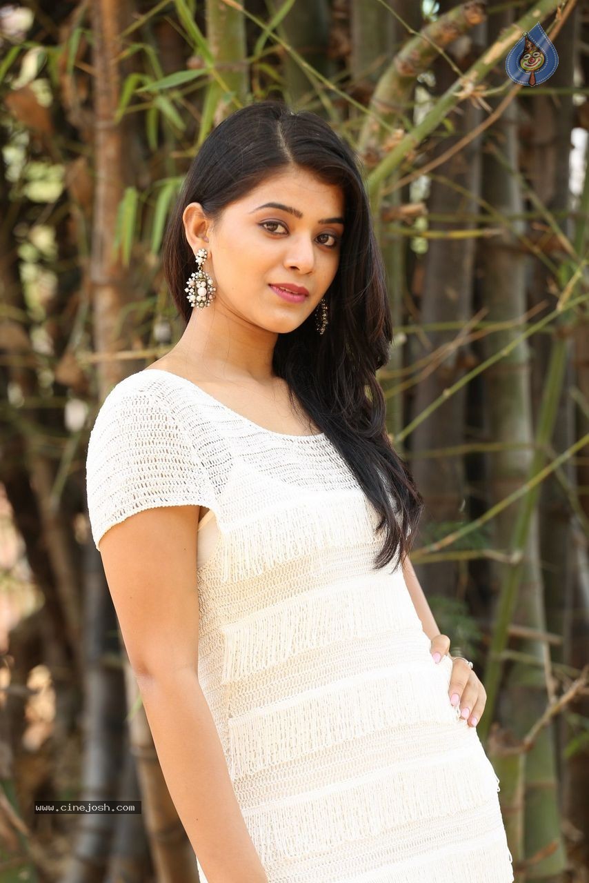 Yamini Bhaskar New Photos - 46 / 82 photos
