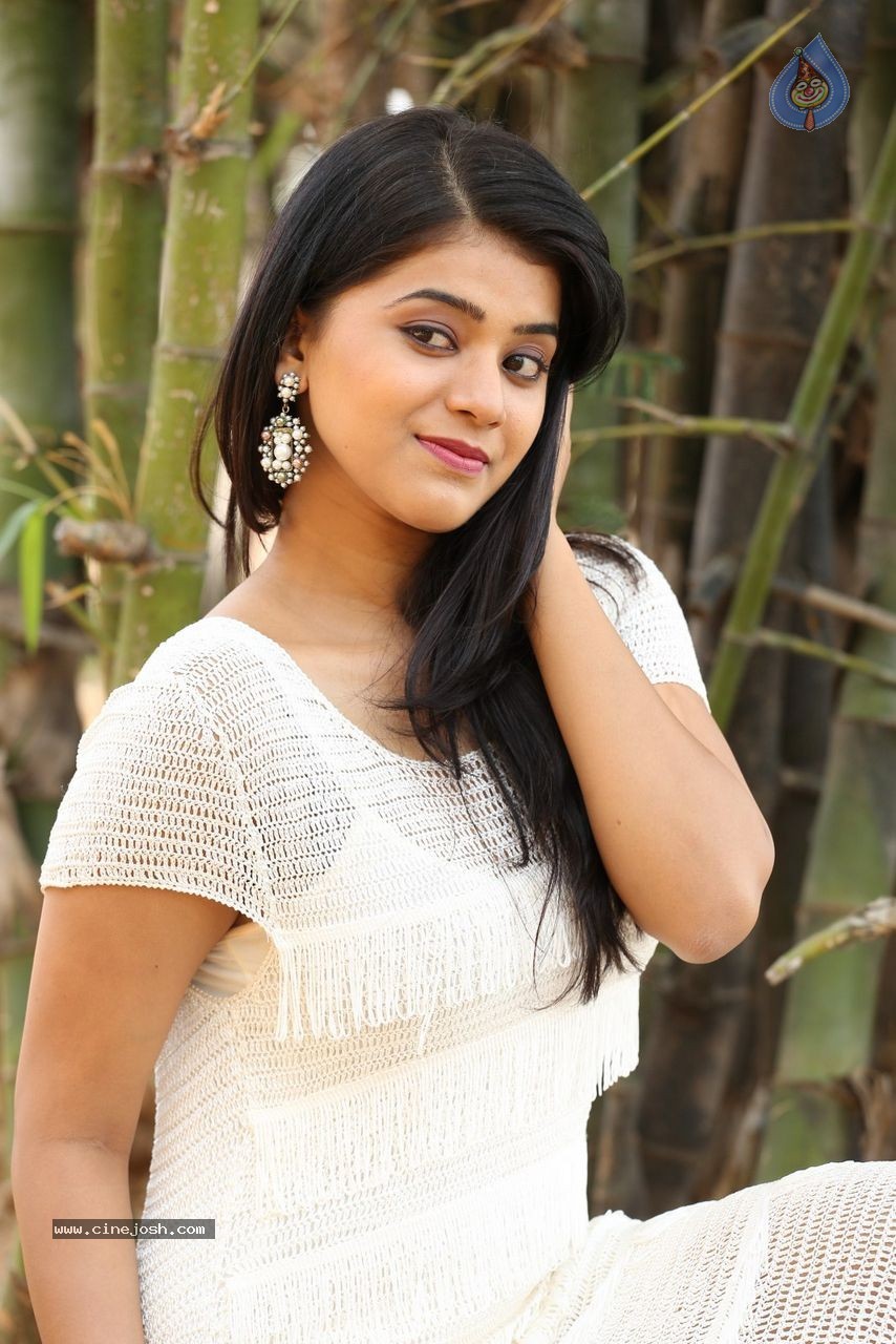 Yamini Bhaskar New Photos - 67 / 82 photos