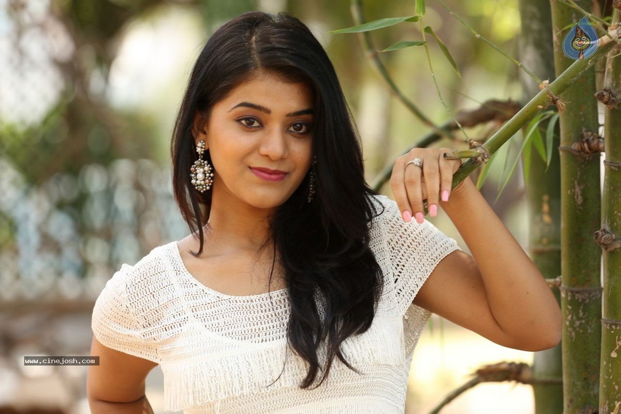 Yamini Bhaskar New Photos - 80 / 82 photos