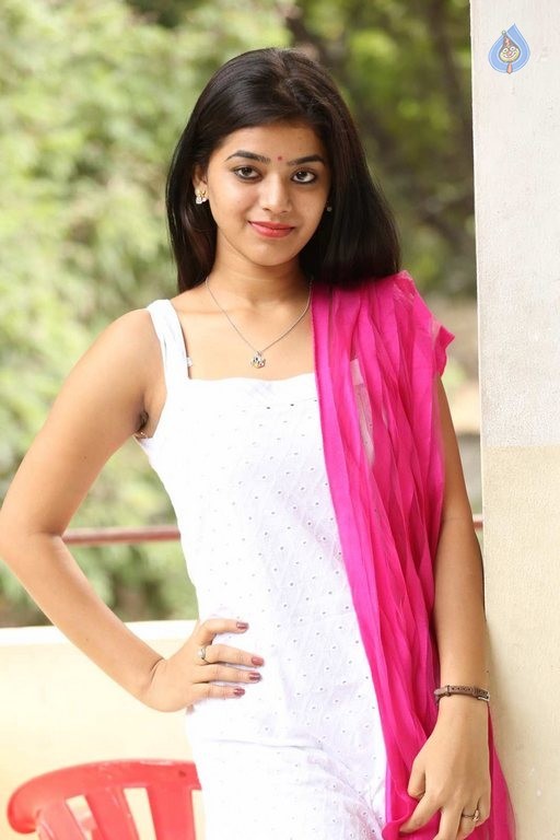 Yamini Bhaskar New Photos - 6 / 49 photos