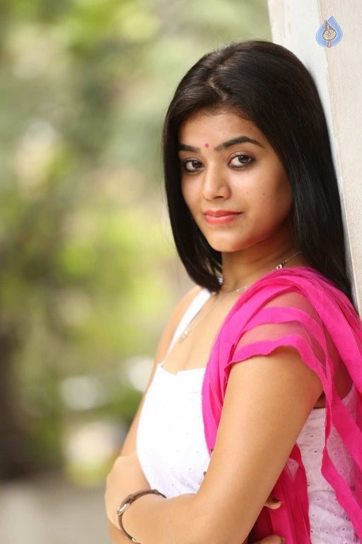 Yamini Bhaskar New Photos - 19 / 49 photos
