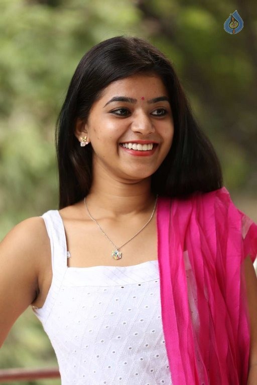 Yamini Bhaskar New Photos - 25 / 49 photos
