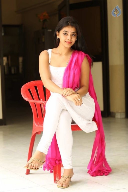 Yamini Bhaskar New Photos - 28 / 49 photos