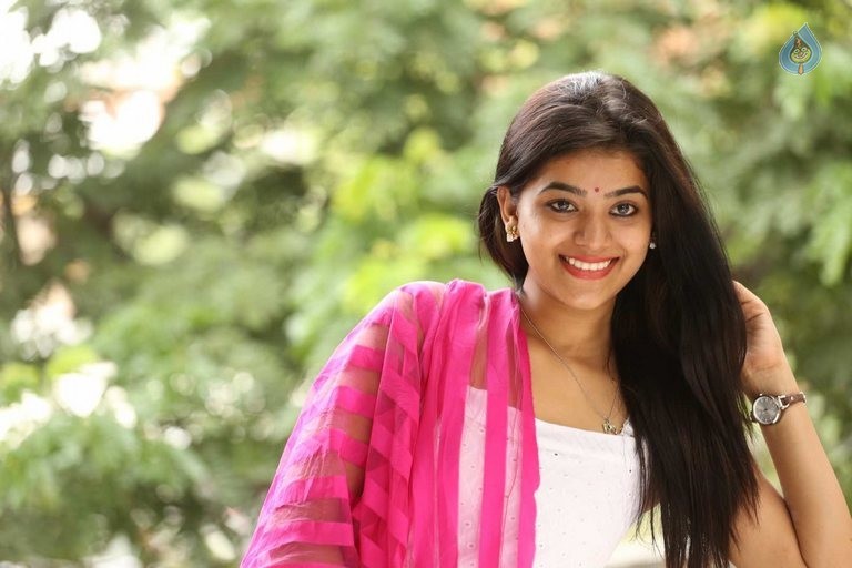 Yamini Bhaskar New Photos - 35 / 49 photos