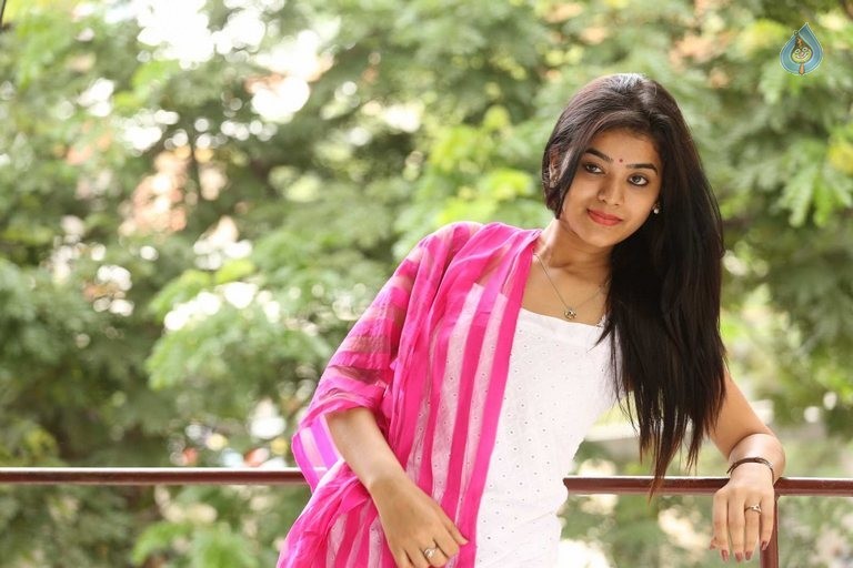 Yamini Bhaskar New Photos - 37 / 49 photos