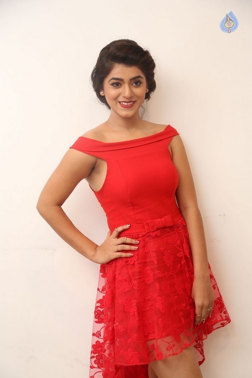 Yamini Bhaskar New Pics - 5 / 39 photos