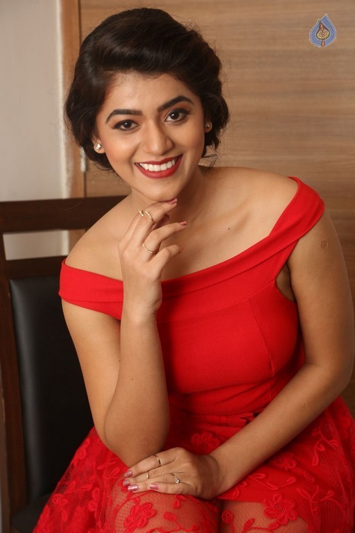 Yamini Bhaskar New Pics - 15 / 39 photos