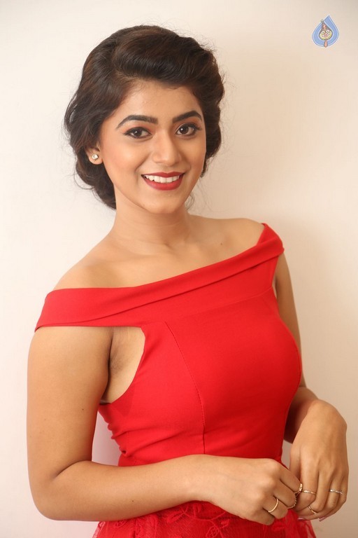 Yamini Bhaskar New Pics - 26 / 39 photos