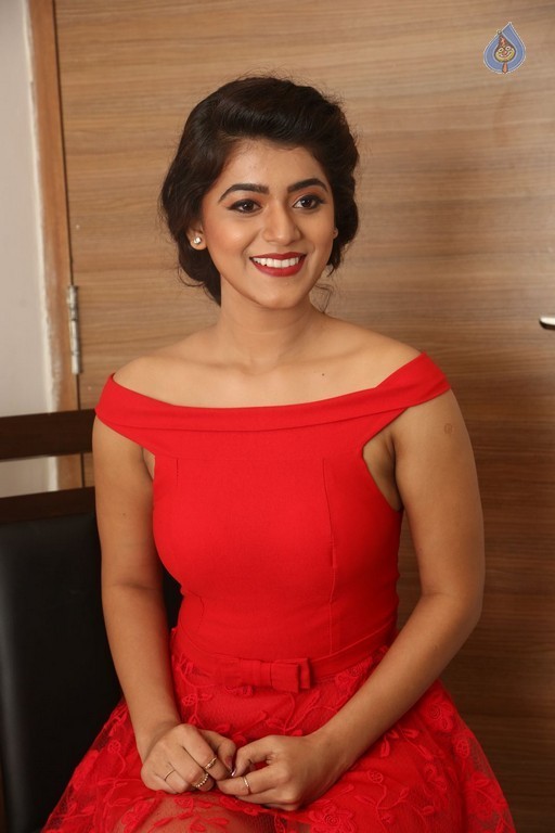 Yamini Bhaskar New Pics - 33 / 39 photos