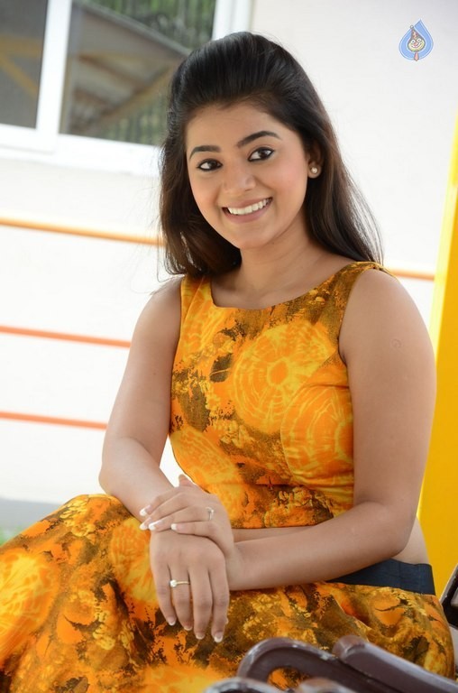 Yamini Bhaskar New Pics - 27 / 34 photos