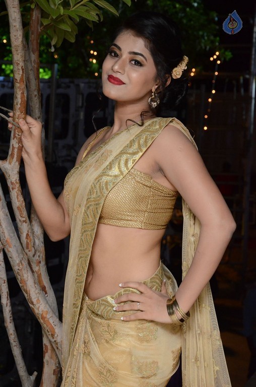 Yamini Bhasker New Pics - 20 / 33 photos