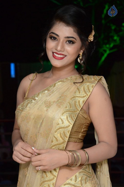 Yamini Bhasker New Pics - 25 / 33 photos