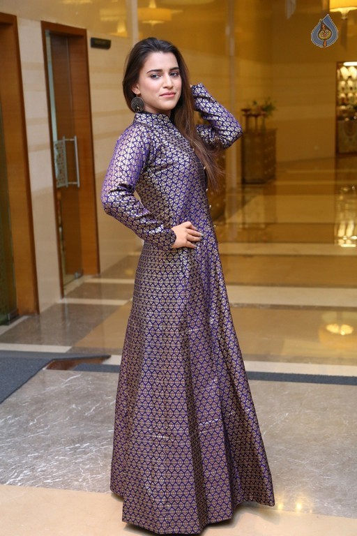 Yasmin Pathan New Photos - 23 / 33 photos