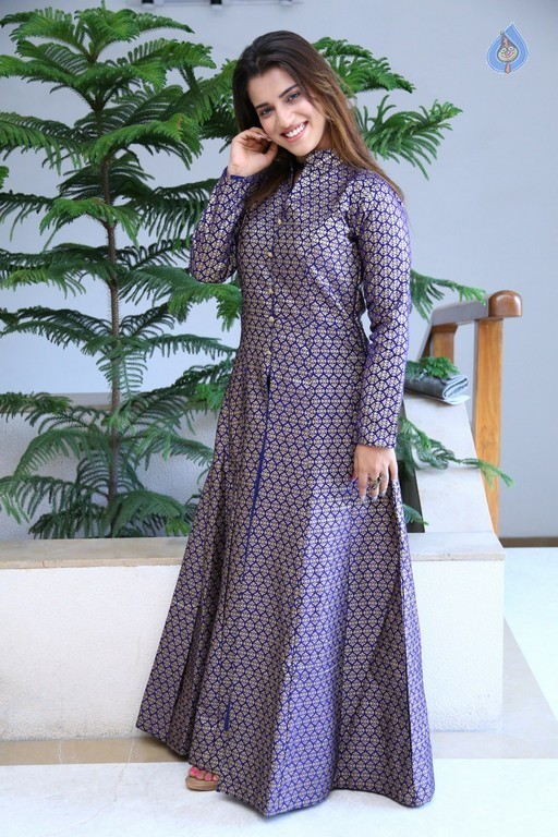 Yasmin Pathan New Photos - 25 / 33 photos