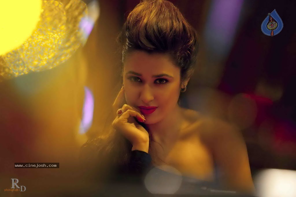 Yuvika Chaudhary Hot Stills - 20 / 28 photos