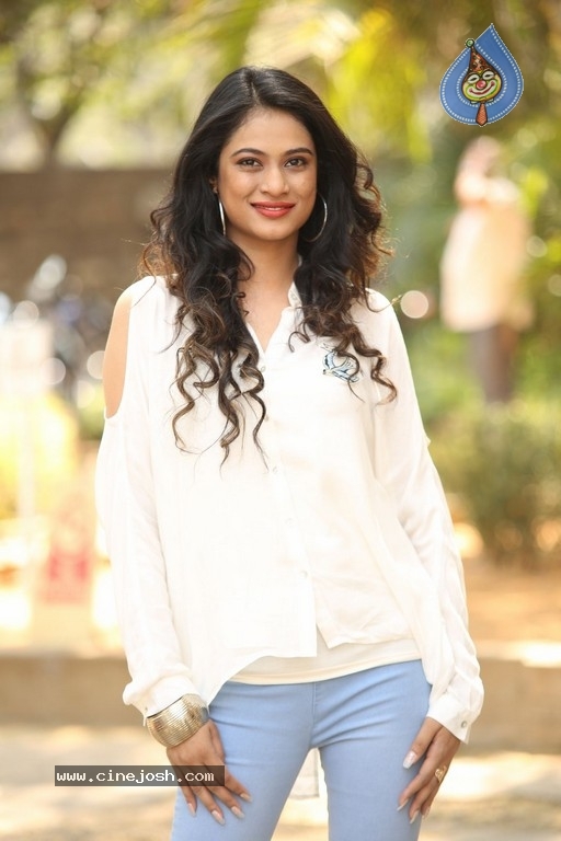 Zara Sha Gallery - 5 / 21 photos