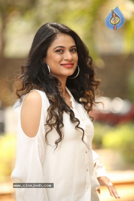 Zara Sha Gallery - 10 / 21 photos