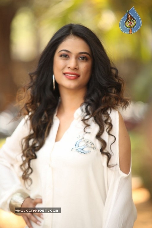 Zara Sha Gallery - 13 / 21 photos