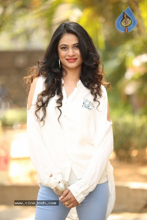Zara Sha Gallery - 14 / 21 photos