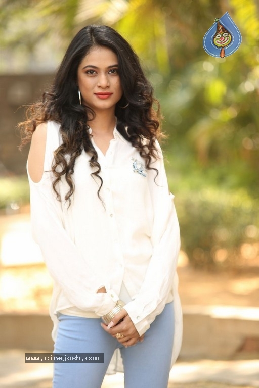 Zara Sha Gallery - 15 / 21 photos