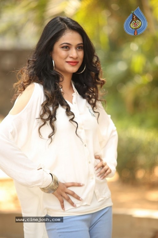 Zara Sha Gallery - 19 / 21 photos