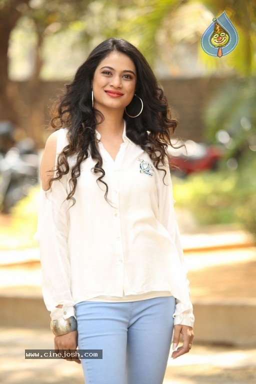 Zara Sha Gallery - 20 / 21 photos