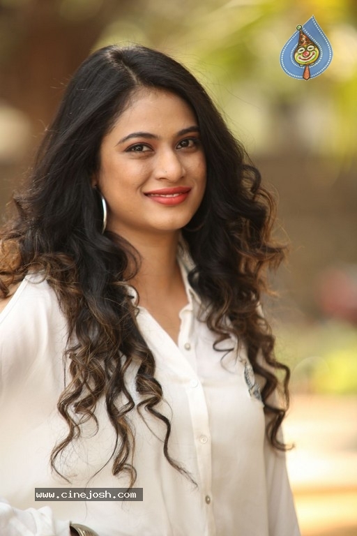 Zara Sha Gallery - 21 / 21 photos