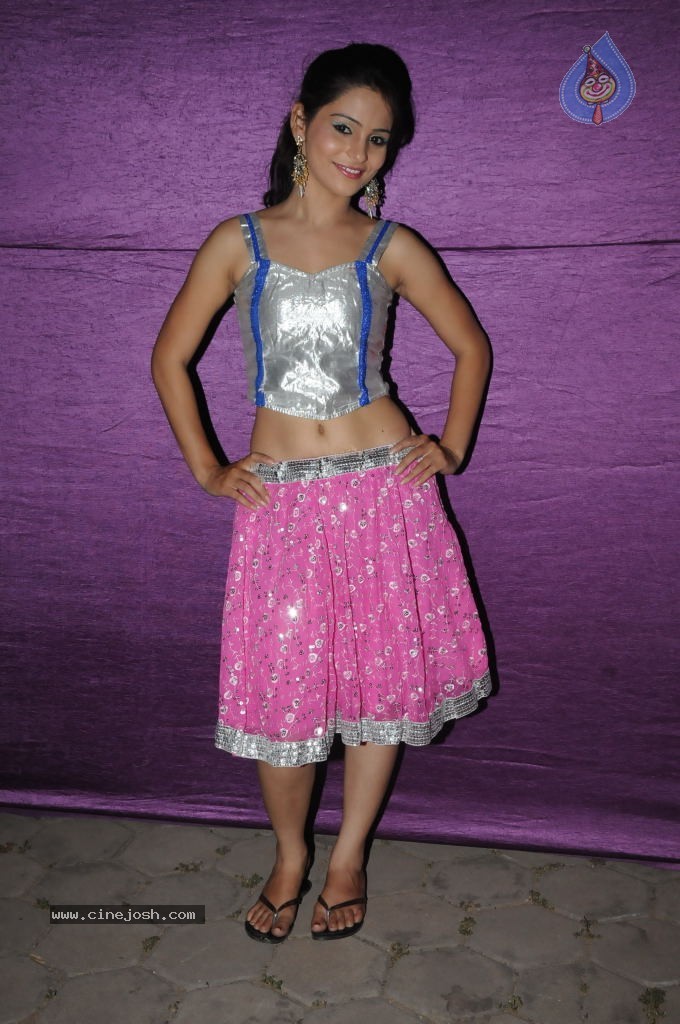 Zareena Hot Photos - 4 / 28 photos