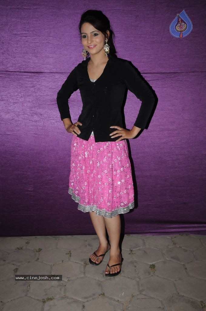 Zareena Hot Photos - 18 / 28 photos