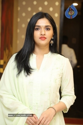 Actress Sunaina Images - 5 of 12