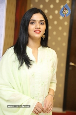 Actress Sunaina Images - 8 of 12