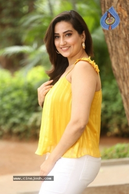 Anchor Manjusha Stills - 17 of 42