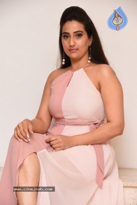 Anchor Manjusha Stills - 10 of 17