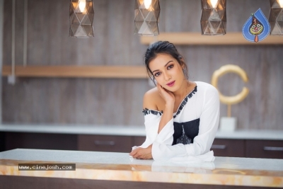 Catherine Tresa Photos - 2 of 3