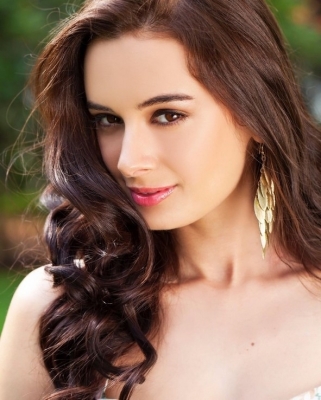 Evelyn Sharma Photos - 3 of 13