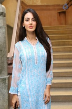 Farah New Photos - 5 of 32