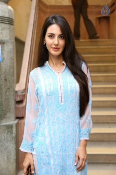 Farah New Photos - 7 of 32