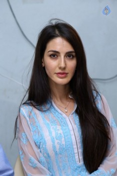 Farah New Photos - 8 of 32