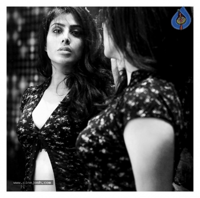 Heroine Irra Mor Stills - 10 of 16