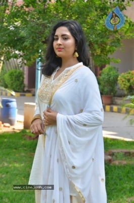 Heroine Srushti Dange Pics - 11 of 18