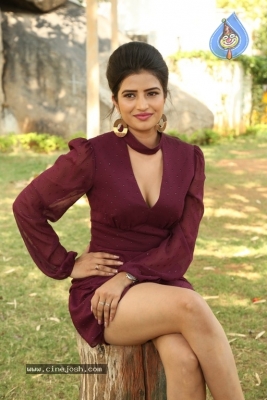 Karishma Koul Photos - 14 of 21