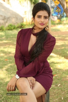 Karishma Koul Photos - 16 of 21