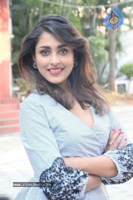 Madhu Shalini Latest Pics - 5 of 19