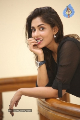 Madhu Shalini Photos - 13 of 38