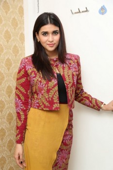 Mannara Chopra New Gallery - 13 of 40