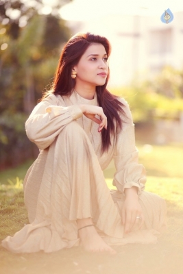 Mannara Chopra New Pics - 12 of 13
