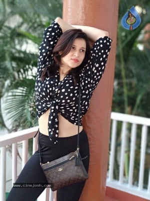 Mannara Chopra Photos - 11 of 15